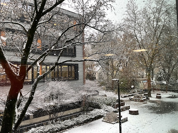 Schulhof im Winter