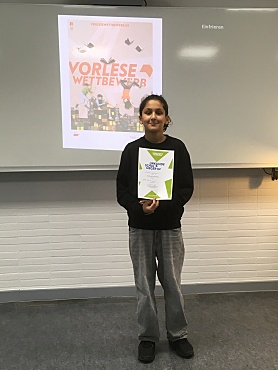Der Schulsieger des Vorlesewettbewerbs 2025, Zaheer aus Klasse 6 Gelb